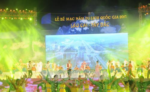 Chương trình biểu diễn nghệ thuật đặc sắc với chủ đề "Phải lòng Tây Bắc" do 600 nghệ sỹ, diễn viên trung ương và địa phương biểu diễn. Ảnh: Hương Thu-TTXVN Chương trình biểu diễn nghệ thuật đặc sắc với chủ đề "Phải lòng Tây Bắc" do 600 nghệ sỹ, diễn viên trung ương và địa phương biểu diễn. Ảnh: Hương Thu-TTXVN