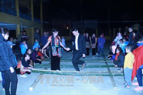 Du khách nhảy sạp cùng bà con bản Pa Búa, xã Trung Sơn, huyện Quan Hóa. Ảnh: Khiếu Tư - TTXVN Du khách nhảy sạp cùng bà con bản Pa Búa, xã Trung Sơn, huyện Quan Hóa. Ảnh: Khiếu Tư - TTXVN