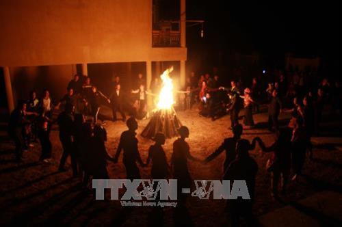 Du khách tham gia đốt lửa trại cùng bà con bản Pa Búa, xã Trung Sơn, huyện Quan Hóa. Ảnh: Khiếu Tư - TTXVN Du khách tham gia đốt lửa trại cùng bà con bản Pa Búa, xã Trung Sơn, huyện Quan Hóa. Ảnh: Khiếu Tư - TTXVN