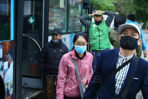 Việc đeo khẩu trang, giữa khoảng cách an toàn và hạn chế tập trung đông người nơi công cộng vẫn tiếp tục được thực hiện nghiêm (ảnh chụp sáng 23/4/2020). Ảnh: Minh Quyết - TTXVN