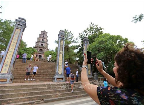 Du khách trong và ngoài nước chọn chùa Thiên Mụ là điểm đến khi tham quan Huế. Ảnh: Nhật Anh - TTXVN Du khách trong và ngoài nước chọn chùa Thiên Mụ là điểm đến khi tham quan Huế. Ảnh: Nhật Anh - TTXVN