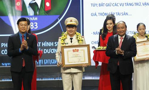 Thủ tướng Nguyễn Xuân Phúc và Bí thư thứ nhất Trung ương Đoàn Lê Quốc Phong trao Bằng khen cho các Gương mặt trẻ Việt Nam tiêu biểu năm 2017. Ảnh: Văn Điệp – TTXVN Thủ tướng Nguyễn Xuân Phúc và Bí thư thứ nhất Trung ương Đoàn Lê Quốc Phong trao Bằng khen cho các Gương mặt trẻ Việt Nam tiêu biểu năm 2017. Ảnh: Văn Điệp – TTXVN