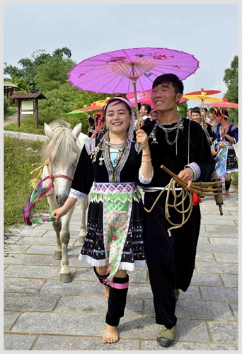 Niềm vui của đôi trai gái cùng nhau đi vui Tết Độc lập