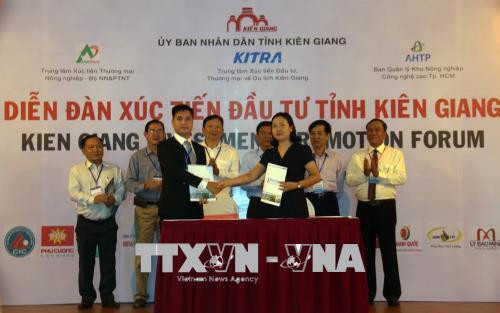 Các đơn vị, doanh nghiệp ký kết biên bản hợp tác đầu tư tại diễn đàn. Ảnh: Lê Huy Hải - TTXVN Các đơn vị, doanh nghiệp ký kết biên bản hợp tác đầu tư tại diễn đàn. Ảnh: Lê Huy Hải - TTXVN