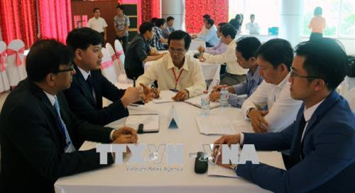 Các ban ngành chức năng của tỉnh Kiên Giang trao đổi với các đơn vị, doanh nghiệp tại diễn đàn. Ảnh: Lê Huy Hải - TTXVN Các ban ngành chức năng của tỉnh Kiên Giang trao đổi với các đơn vị, doanh nghiệp tại diễn đàn. Ảnh: Lê Huy Hải - TTXVN