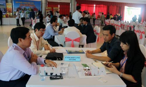 Các ban ngành chức năng của tỉnh Kiên Giang trao đổi với các đơn vị, doanh nghiệp tại diễn đàn. Ảnh: Lê Huy Hải - TTXVN Các ban ngành chức năng của tỉnh Kiên Giang trao đổi với các đơn vị, doanh nghiệp tại diễn đàn. Ảnh: Lê Huy Hải - TTXVN