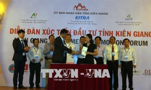 Các đơn vị, doanh nghiệp ký kết biên bản hợp tác đầu tư tại diễn đàn. Ảnh: Lê Huy Hải - TTXVN Các đơn vị, doanh nghiệp ký kết biên bản hợp tác đầu tư tại diễn đàn. Ảnh: Lê Huy Hải - TTXVN