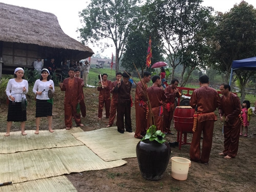 Đồng bào thổ vui hội. Đồng bào thổ vui hội.