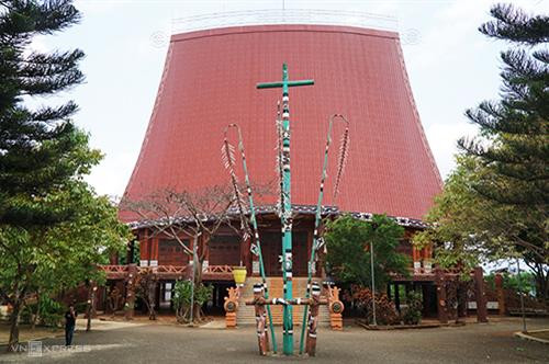 Nhà thờ có kiến trúc nhà rông ở thành phố Pleiku. Ảnh: Phong Vinh.
