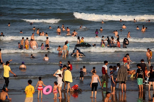 Biển Sầm Sơn luôn thu hút đông du khách tới nghỉ dướng, tắm biển. Ảnh: TTXVN Biển Sầm Sơn luôn thu hút đông du khách tới nghỉ dướng, tắm biển. Ảnh: TTXVN