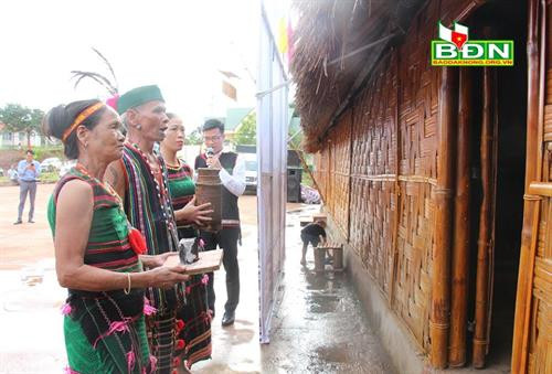 Chủ lễ mang cục than hồng, bầu nước khấn xin vào nhà mới Chủ lễ mang cục than hồng, bầu nước khấn xin vào nhà mới