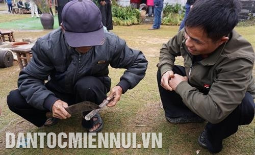 Đo sắt và cắt để rèn dao cho phù hợp với kích cỡ được khách đặt hàng. Ảnh: Hoàng Tâm