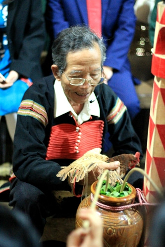 Chủ lễ vuốt cánh gà 7 lần rồi bắt đầu cúng. Chủ lễ vuốt cánh gà 7 lần rồi bắt đầu cúng.