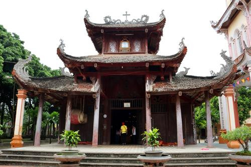 Nét kiến trúc độc đáo của nhà thờ Hoàng Xá. Ảnh: Trung Kiên – TTXVN Bên trong nhà thờ Hoàng Xá. Ảnh: Trung Kiên – TTXVN Nét kiến trúc độc đáo của nhà thờ Hoàng Xá. Ảnh: Trung Kiên – TTXVN