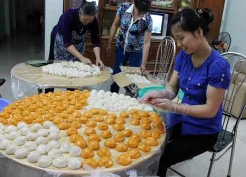 Bánh giầy gấc cũng làm như bánh giầy cẩm. Bánh giầy gấc cũng làm như bánh giầy cẩm.