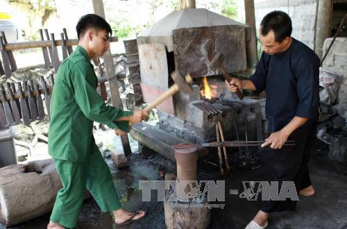 Gia đình anh Lương Văn Bạch, dân tộc Tày, ở xã Phúc Sen, huyện Quảng Uyên vay vốn Chương trình hộ nghèo đầu tư làm nghề rèn, có thêm việc làm và thu nhập ổn định. Ảnh: Trần Việt - TTXVN Gia đình anh Lương Văn Bạch, dân tộc Tày, ở xã Phúc Sen, huyện Quảng Uyên vay vốn Chương trình hộ nghèo đầu tư làm nghề rèn, có thêm việc làm và thu nhập ổn định. Ảnh: Trần Việt - TTXVN
