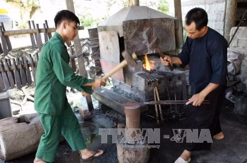 Gia đình anh Lương Văn Bạch, dân tộc Tày, ở xã Phúc Sen, huyện Quảng Uyên vay vốn Chương trình hộ nghèo đầu tư làm nghề rèn, có thêm việc làm và thu nhập ổn định. Ảnh: Trần Việt - TTXVN