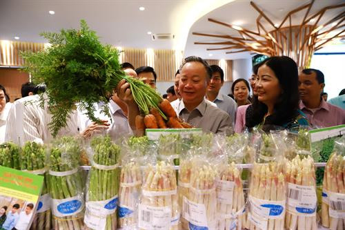 Các đại biểu tham quan gian trưng bày sản phẩm nông nghiệp tại Hội nghị về kết nối cung - cầu nông sản thực phẩm và giải pháp phát triển, tiêu thụ sản phẩm nông nghiệp bền vững của Thành phố Hà Nội năm 2018. Các đại biểu tham quan gian trưng bày sản phẩm nông nghiệp tại Hội nghị về kết nối cung - cầu nông sản thực phẩm và giải pháp phát triển, tiêu thụ sản phẩm nông nghiệp bền vững của Thành phố Hà Nội năm 2018.