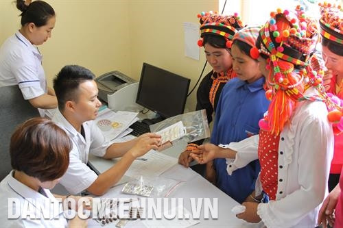Đoàn y, bác sĩ Viện Sức khỏe Tâm thần - Bệnh viện Bạch Mai phát thuốc miễn phí cho trên 350 người là đồng bào dân tộc thiểu số nghèo ở xã Thu Lũm, huyện Mường Tè. Ảnh: Hoàng Bách