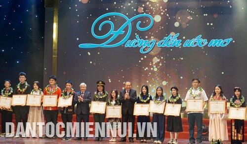 Phó Thủ tướng Thường trực Chính phủ Trương Hòa Bình và Bộ trưởng, Chủ nhiệm Ủy ban Dân tộc Đỗ Văn Chiến trao bằng khen cho các em học sinh đạt giải Nhất, Nhì cuộc thi học sinh giỏi Quốc gia năm học 2018 - 2019. Ảnh: Hoàng Hải Phó Thủ tướng Thường trực Chính phủ Trương Hòa Bình và Bộ trưởng, Chủ nhiệm Ủy ban Dân tộc Đỗ Văn Chiến trao bằng khen cho các em học sinh đạt giải Nhất, Nhì cuộc thi học sinh giỏi Quốc gia năm học 2018 - 2019. Ảnh: Hoàng Hải