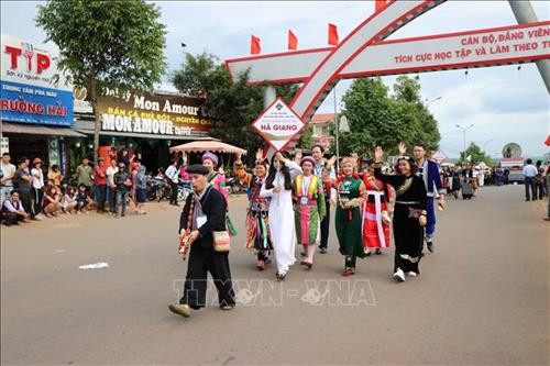 Các đoàn nghệ nhân tham gia lễ hội. Ảnh: Ngọc Minh - TTXVN