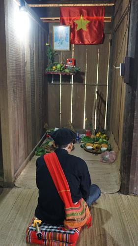 Thầy cúng thực hiện lễ cúng trong nhà để mời ông bà tổ tiên. Ảnh: Hoàng Tâm