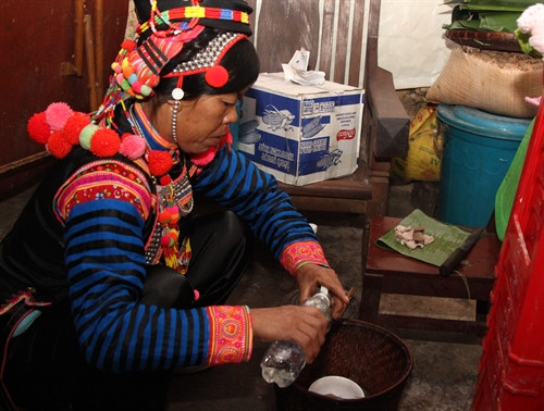 Chuẩn bị mâm cơm cúng tổ tiên. Chuẩn bị mâm cơm cúng tổ tiên.