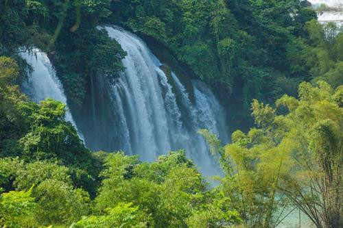 Vẻ đẹp của thác Bản Giốc, biên giới tự nhiên Việt Nam-Trung Quốc, một trong 4 thác nước lớn nhất thế giới nằm ở khu vực biên giới của các quốc gia. Ảnh: Trọng Đạt - TTXVN Vẻ đẹp của thác Bản Giốc, biên giới tự nhiên Việt Nam-Trung Quốc, một trong 4 thác nước lớn nhất thế giới nằm ở khu vực biên giới của các quốc gia. Ảnh: Trọng Đạt - TTXVN