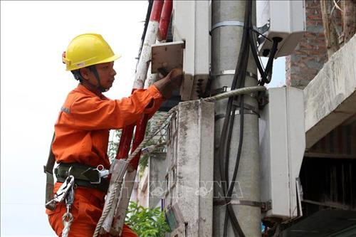 Cán bộ điện lực thành phố Lào Cai sửa chữa hệ thống điện trên địa bàn. Ảnh: Quốc Khánh - TTXVN Cán bộ điện lực thành phố Lào Cai sửa chữa hệ thống điện trên địa bàn. Ảnh: Quốc Khánh - TTXVN
