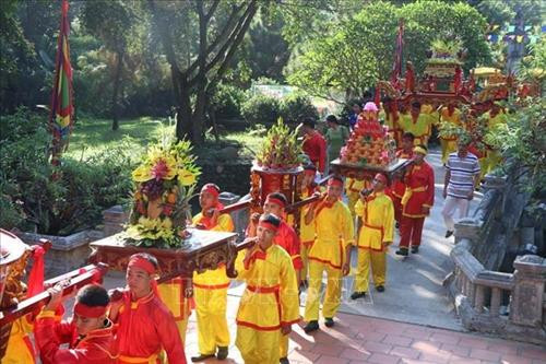 Lễ rước văn từ chùa Côn Sơn sang Ức Trai Linh Từ. Ảnh: Mạnh Minh - TTXVN