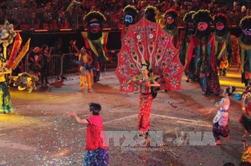 Các nghệ sĩ biểu diễn đi qua lễ đài tối 20/2