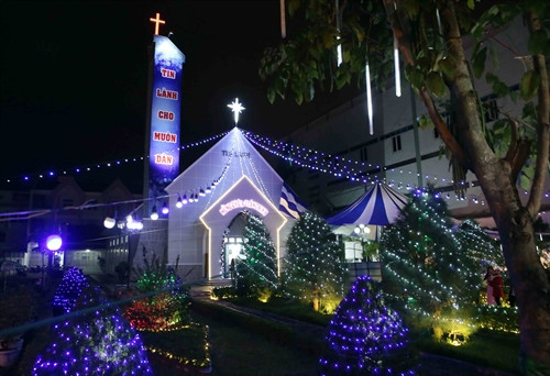 Các nhà thờ Tin Lành ở TP. Đà Nẵng được trang hoàng rực rỡ đề đón Giáng sinh. Ảnh: Trần Lê Lâm- TTXVN