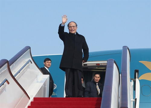 Sáng 23/12/2015, Chủ tịch Quốc hội Nguyên Sinh Hùng và Đoàn đại biểu cấp cao Quốc hội Việt Nam đã đến Thủ đô Bắc Kinh, bắt đầu chuyến thăm hữu nghị chính thức nước Cộng hoà nhân dân Trung Hoa. Ảnh: Nhan Sáng-TTXVN