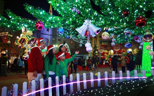 Người dân đón không khí Noel tại nhà thờ Tân An, quận Lê Chân, TP. Hải Phòng. Ảnh: Lâm Khánh – TTXVN