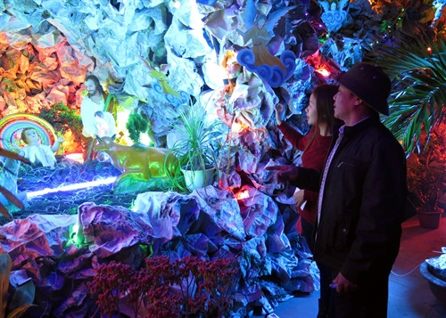 Du khách tham quan hang đá thuộc giáo xứ Xương Điền, xã Hải Lý, huyện Hải Hậu (Nam Định). Ảnh: Văn Đạt- TTXVN