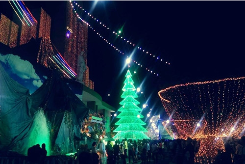 Nhà thờ Tân Thành, quận Tân Phú , TP. Hồ Chí Minh được trang hoàng lộng lẫy để đón lễ Giáng sinh và năm mới 2016. Ảnh: Mạnh Linh- TTXVN