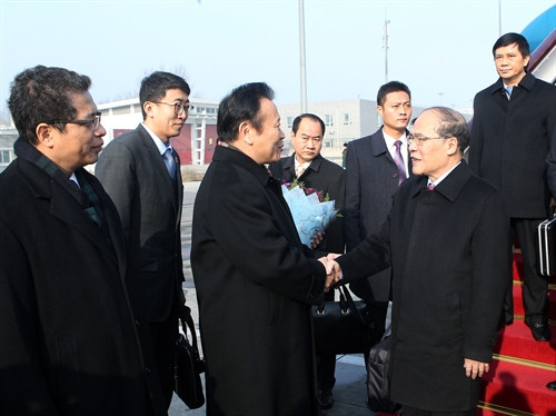 Đại diện Đại hội đại biểu nhân dân Toàn quốc Trung Quốc cùng bà con Việt kiều, cán bộ nhân viên Đại sứ quán Việt Nam đón Chủ tịch Quốc hội Nguyễn Sinh Hùng tại sân bay quốc tế Bắc Kinh. Ảnh: Nhan Sáng-TTXVN