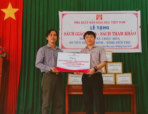 Ông Lê Hoàng Hải – Phó Tổng Giám đốc NXB Giáo dục Việt Nam trao tặng SGK và tủ sách tham khảo cho học sinh có hoàn cảnh khó khăn xã Châu Hoà, huyện Giồng Chôm, tỉnh Bến Tre. Ảnh: Hiền Thương Ông Lê Hoàng Hải – Phó Tổng Giám đốc NXB Giáo dục Việt Nam trao tặng SGK và tủ sách tham khảo cho học sinh có hoàn cảnh khó khăn xã Châu Hoà, huyện Giồng Chôm, tỉnh Bến Tre. Ảnh: Hiền Thương