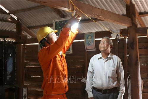 Lắp đèn điện cho các hộ dân làng Hek, xã Chư A Thai, huyện Phú Thiện, tỉnh Gia Lai. Ảnh: Dư Toán - TTXVN Lắp đèn điện cho các hộ dân làng Hek, xã Chư A Thai, huyện Phú Thiện, tỉnh Gia Lai. Ảnh: Dư Toán - TTXVN