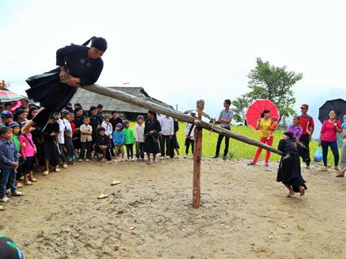 Người chơi lúc được bay lên cao, lúc lại xuống thấp. Người chơi lúc được bay lên cao, lúc lại xuống thấp.