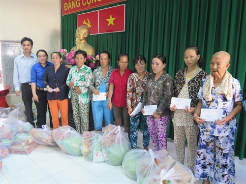 Đơn vị đoàn thanh niên huyện Bình Chánh tặng quà cho bà con hộ nghèo chuẩn bị đón tết 2016. Ảnh: Thạch RoBer