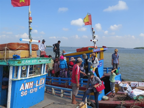 Hàng ngày hoạt động đi lại của người dân từ đất liền ra đảo Thạnh An và ngược lại luôn diễn ra tấp nập. Ảnh: Thạch RoBer