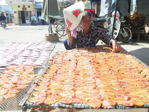 Thủy sản đánh bắt được bà con làm khô để bán. Ảnh: Thạch RoBer