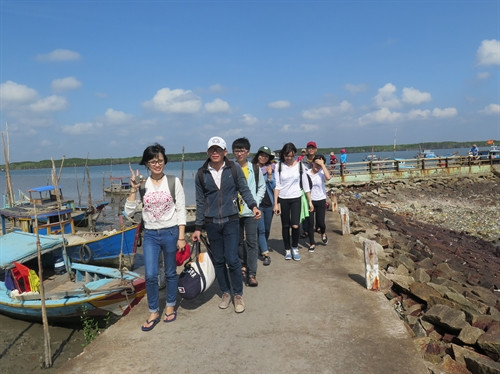 Du lịch trải nghiệm ngày càng thu hút được nhiều khách, góp phần tăng thêm thu nhập cho địa phương. Ảnh: Thạch RoBer