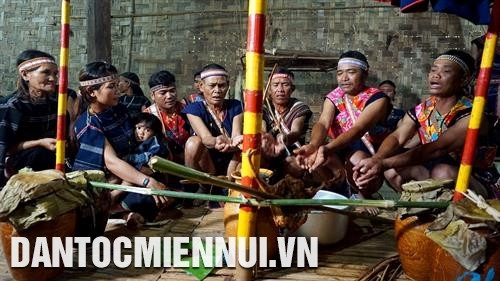 Thầy cúng thực hiện nghi lễ cúng thổi tai. Ảnh: Hoàng Hải