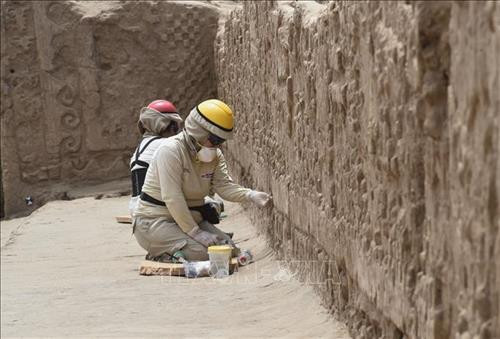 Các nhà khảo cổ học làm việc tại địa điểm khảo cổ, nơi phát hiện các tác phẩm chạm khắc bằng gỗ, tại Utzh An, thành cổ Chan Chan, ngoại ô thành phố Trujillo, Peru ngày 22/10/2018. Ảnh: AFP/ TTXVN Các nhà khảo cổ học làm việc tại địa điểm khảo cổ, nơi phát hiện các tác phẩm chạm khắc bằng gỗ, tại Utzh An, thành cổ Chan Chan, ngoại ô thành phố Trujillo, Peru ngày 22/10/2018. Ảnh: AFP/ TTXVN