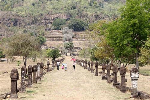 Qua cổng, du khách theo con đường rộng đến chân núi thẳng tắp những hàng trụ đá hình Linga. Ảnh: Phạm Kiên - Phóng viên TTXVN tại Lào Một trong hai khu đền chính còn sót lại trong khu di tích. Ảnh: Phạm Kiên - Phóng viên TTXVN tại Lào Một góc của trong hai khu đền chính còn sót lại trong khu di tích. Ảnh: Phạm Kiên - Phóng viên TTXVN tại Lào Một trong hai khu đền chính còn sót lại trong khu di tích. Ảnh: Phạm Kiên - Phóng viên TTXVN tại Lào Một góc của trong hai khu đền chính còn sót lại trong khu di tích. Ảnh: Phạm Kiên - Phóng viên TTXVN tại Lào Qua cổng, du khách theo con đường rộng đến chân núi thẳng tắp những hàng trụ đá hình Linga. Ảnh: Phạm Kiên - Phóng viên TTXVN tại Lào Một trong hai khu đền chính còn sót lại trong khu di tích. Ảnh: Phạm Kiên - Phóng viên TTXVN tại Lào Một góc của trong hai khu đền chính còn sót lại trong khu di tích. Ảnh: Phạm Kiên - Phóng viên TTXVN tại Lào Một trong hai khu đền chính còn sót lại trong khu di tích. Ảnh: Phạm Kiên - Phóng viên TTXVN tại Lào Một góc của trong hai khu đền chính còn sót lại trong khu di tích. Ảnh: Phạm Kiên - Phóng viên TTXVN tại Lào