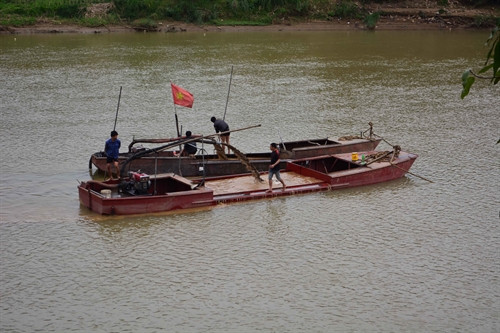 Tàu hút cát giữa ban ngày tại xã Chiềng Cang, huyện Sông Mã. Tàu hút cát giữa ban ngày tại xã Chiềng Cang, huyện Sông Mã.