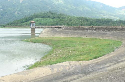 Lòng hồ Am Chúa bị bồi lắng, sắp được nạo vét. Ảnh: Nguyên Lý-TTXVN