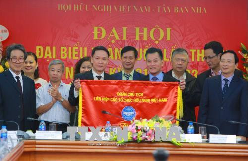 Đại diện Hội Liên hiệp các tổ chức Hữu nghị Việt Nam trao cờ thi đua của Đoàn Chủ tịch cho Ban Chấp hành Hội Hữu nghị Việt Nam - Tây Ban Nha khóa III . Ảnh: Dương Giang – TTXVN Đại diện Hội Liên hiệp các tổ chức Hữu nghị Việt Nam trao cờ thi đua của Đoàn Chủ tịch cho Ban Chấp hành Hội Hữu nghị Việt Nam - Tây Ban Nha khóa III . Ảnh: Dương Giang – TTXVN